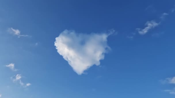 Felhő Szív Formájában Tökéletes Egy Romantikus Kliphez — Stock videók
