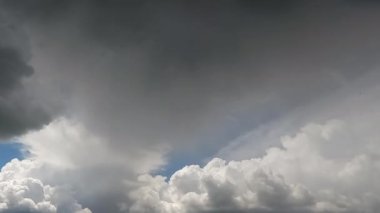 Gökyüzü bulutlu, yağmur yağıyor..