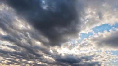 Güneş kara bulutların ardından doğar..