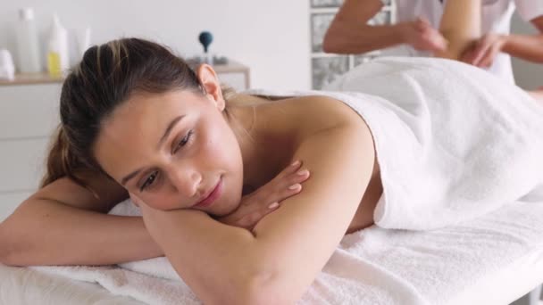 Cultivar Massagista Irreconhecível Dando Massagem Mulher Deitada Com Olhos Fechados — Vídeo de Stock
