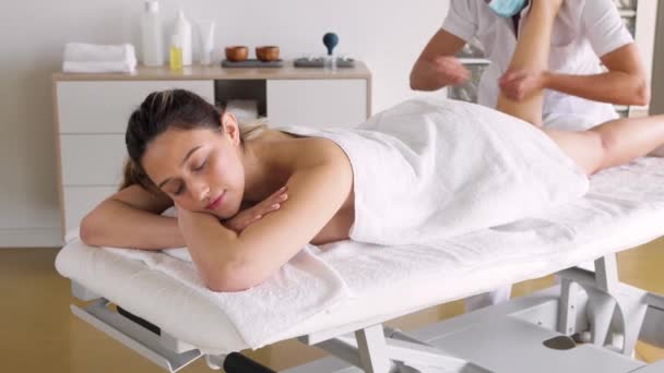 Crop Unrecognizable Masseur Giving Massage Woman Lying Eyes Closed Relaxing — Vídeo de Stock