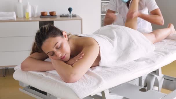 Crop Unrecognizable Masseur Giving Massage Woman Lying Eyes Closed Relaxing — Vídeo de stock