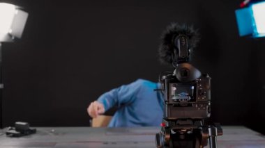 Vlogger sosyal medyada canlı yayın yapıyor, genç beyaz adam kayıt videosu. İçerik yaratıcısı kavramı. Önplan, Yatay, 4k videosuna odaklan.