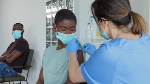 Vrouwelijke Medische Specialist Beschermende Uniform Latex Handschoenen Gezicht Verlegen Vaccineren — Stockvideo