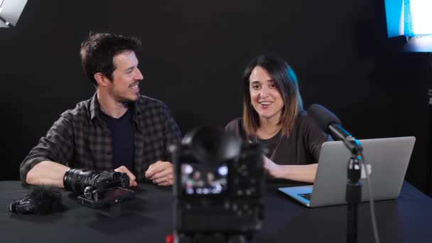 Mann Und Frau Content Creators Überprüfung Von Videoprodukten Während Der — Stockvideo