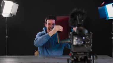 Stüdyoda Aydınlatma Filtrelerinin nasıl kullanılacağını gösterirken sosyal ağ için kamera ile video içeriği oluşturan genç ya da etkili kişi. Yeni dijital iş akımları, teknoloji. Gerçek zamanlı 4k video.