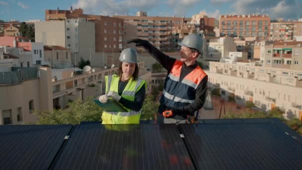 Технические Инженеры Измеряющие Угол Наклона Фотоэлектрической Крыше Мужчина Женщина Работающие — стоковое видео
