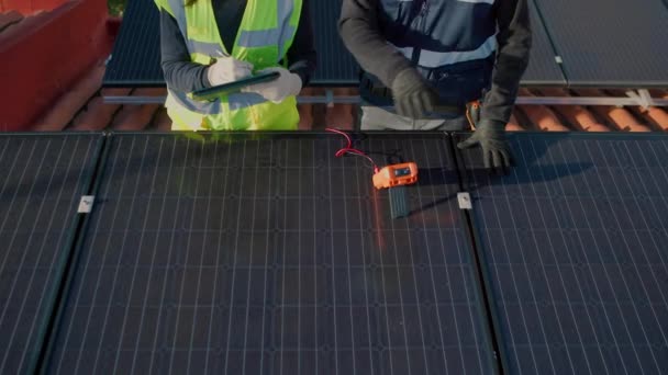 Travail Équipe Ingénieurs Sur Toit Pour Entretien Inspection Installation Panneaux — Video