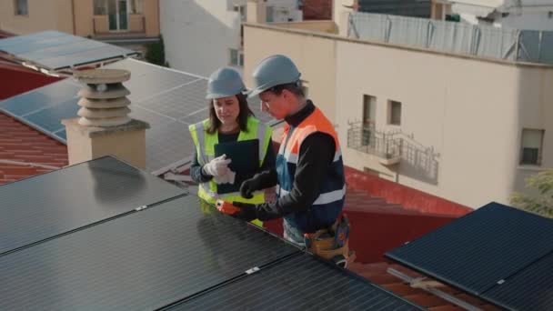 Trabalho Equipe Testando Painéis Solares Urbanos Com Multímetro Prancheta Homem — Vídeo de Stock