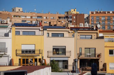 Tek aile evlerinin çatılarında güneş enerjisi panelleri, balkonları ve pencereleri olan, Barselona İspanya 'da, gündüz vakti. Yatay