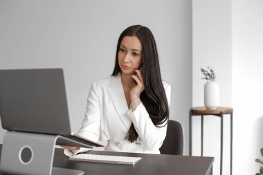 Uzun saçlı, zarif beyaz bir kadının evde ya da işte bilgisayarla çalışırken cep telefonuyla konuşmasının ön görüntüsü. Kapalı, Yatay, Kopyalama Boşluğu