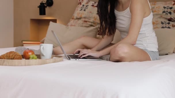 Jeune Femme Brune Anonyme Portant Pyjama Utilisant Ordinateur Portable Lit — Video
