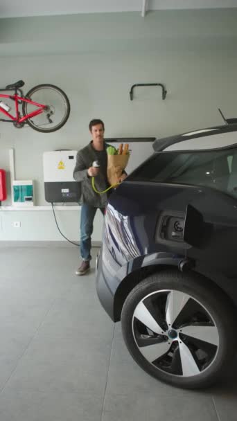 Uomo Multitasking Collega Caricabatterie Alla Presa Elettrica Blu Auto Casa — Video Stock