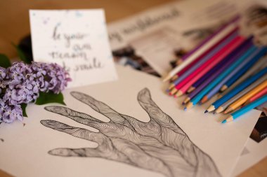 Nörografikler, renkli kalemlerle el çizimleri.