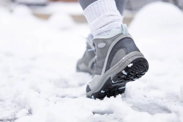 Μπότες Πεζοπορίας Από Κοντά Περπάτημα Στο Χιόνι Κλείσιμο Των Χειμερινών — Φωτογραφία Αρχείου