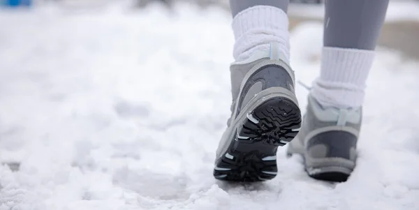ハイキングブーツを閉じると 雪の中を歩く 冬の靴の閉鎖 — ストック写真