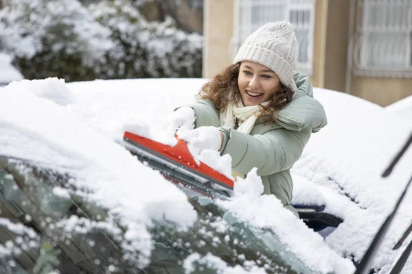 Young Woman Cleaning Her Car Snow Backyar — Stok Foto