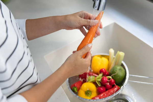 Woman Washing Vegetables Kitchen Counte — Stockfoto