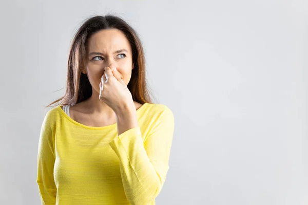 Młoda Kobieta Zamyka Nos Powodu Złego Zapachu — Zdjęcie stockowe