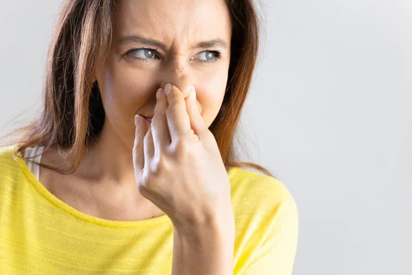Młoda Kobieta Zamyka Nos Powodu Złego Zapachu — Zdjęcie stockowe