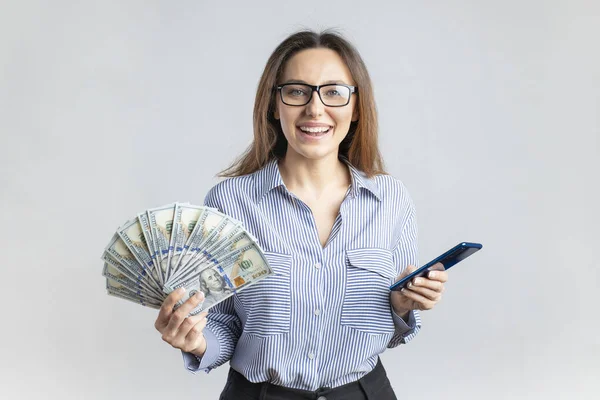Χαρούμενη Επιχειρηματίας Που Δείχνει Κρατάει Smartphone Και Χαρτονομίσματα Online Banking — Φωτογραφία Αρχείου