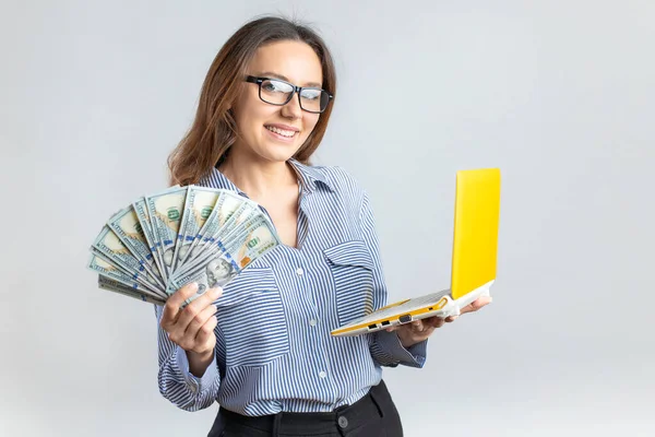 Genç Başarılı Kadını Internetten Para Kazanıyor Elinde Nakit Para Dizüstü — Stok fotoğraf