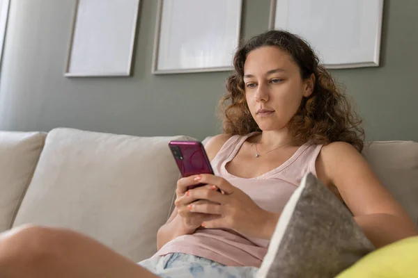 Jonge Vrouw Controleert Sociale Media Met Smartphone Thuis Met Behulp — Stockfoto