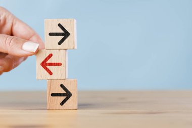 Kadın eli Red Arrow 'u seçti. Yaratıcı fikir ve yenilik için diğerlerinden farklı. Olağanüstü liderlik kavramı.