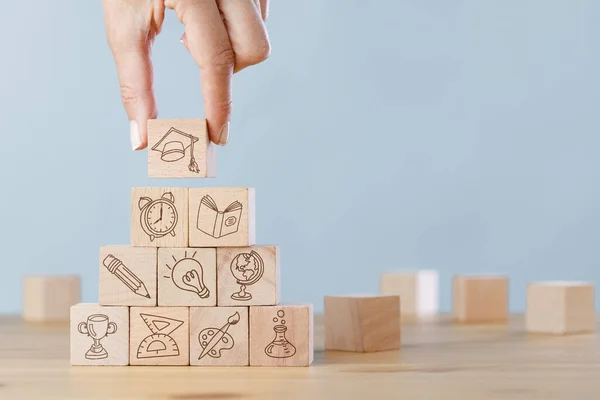 교육용 아이콘으로 블록쌓기를 마련하는 — 스톡 사진