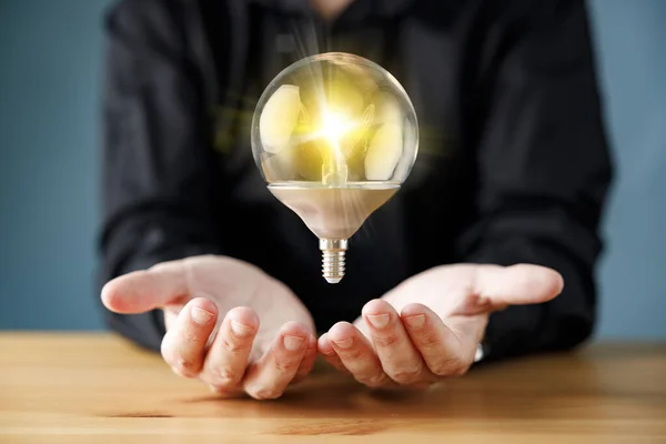 Två Händer Som Håller Glödlampan Som Lyser Kreativt Skydd Patent — Stockfoto