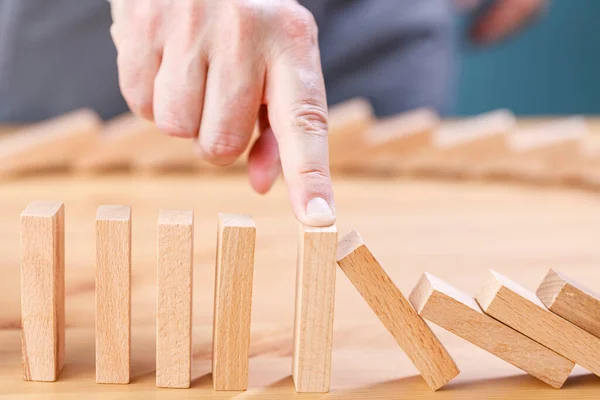 Podnikatel Zastavující Dřevěný Blok Pádu Linii Domino Koncepcí Rizika — Stock fotografie