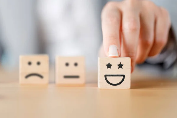Kundenhand Wählt Smiley Gesicht Auf Holzwürfel Service Bewertung Zufriedenheitskonzept — Stockfoto