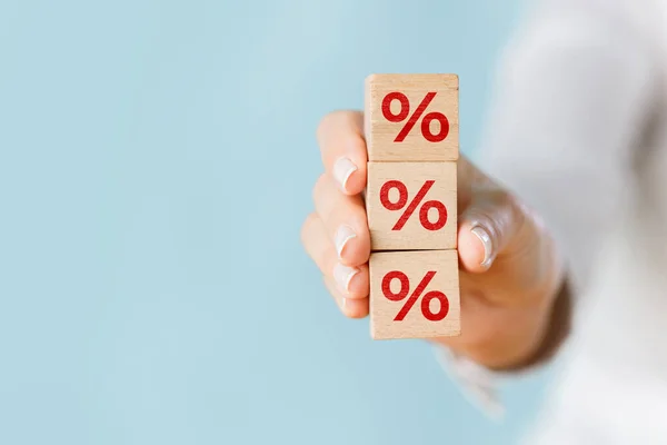 Frau Hält Holzwürfelblock Mit Prozentsymbol Der Hand Zinsfinanzierungs Und Hypothekenzinskonzept — Stockfoto