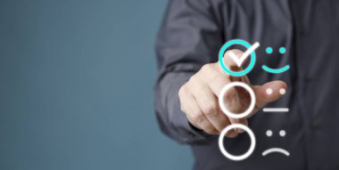 İş adamı gülümseyen mutlu yüz ikonunda sanal ekrana dokunuyor. Müşteri hizmetleri ve memnuniyet kavramı.