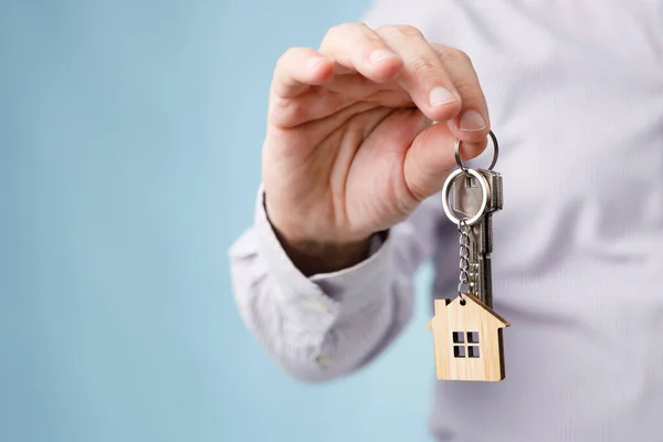 Hand Holding Key House Shaped Keychain Mortgage Concept Natural Light — Stock Photo, Image