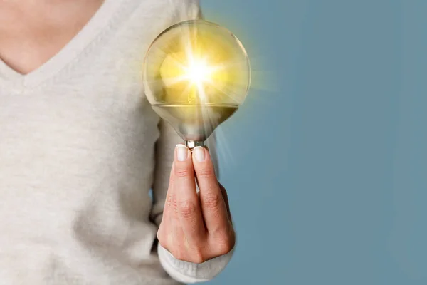 Kvinna Hålla Belyst Glödlampa Idé Och Innovation Koncept Kreativitet Med — Stockfoto