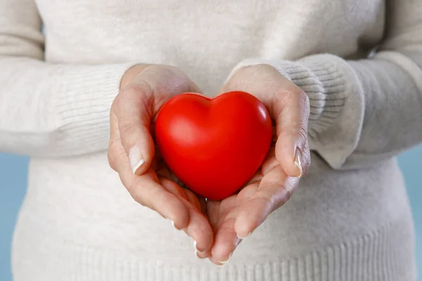 Mujer Sosteniendo Corazón Rojo Seguro Salud Concepto Donación Caridad — Foto de Stock