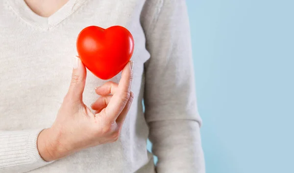 Mujer Joven Sosteniendo Corazón Rojo Donación Órganos Día Medicina Semana — Foto de Stock
