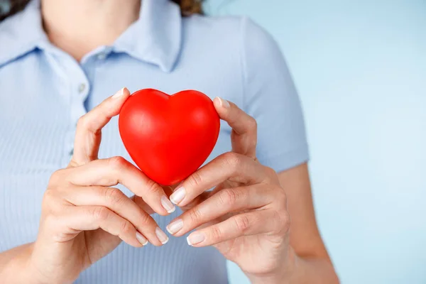赤いハート 臓器提供 薬の日 心臓の健康週間 バレンタインデーのコンプを持つ若い女性 — ストック写真