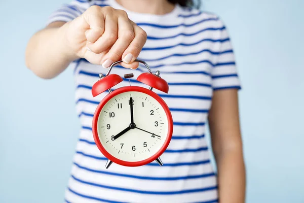 Junge Frau Mit Uhrzeiten Für Zeitverzögerung Dringend Angezeigt Oder Arbeitskonzept — Stockfoto