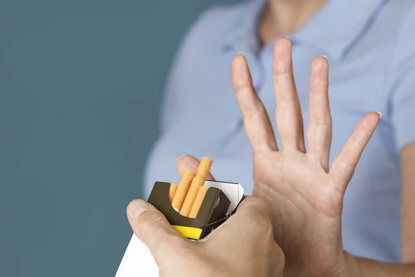 Frau Lehnt Zigarettenangebot Raucherentwöhnung — Stockfoto