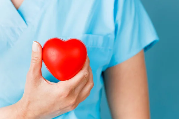 Tıp Doktoru Kırmızı Kalbi Elinde Tutuyor Tıbbi Danışman — Stok fotoğraf
