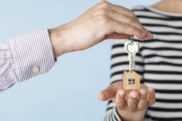 Close Shot Hand Male Seller House Apartment Office Holding Keys — Stock Photo, Image
