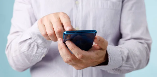 Αρσενικά Χέρια Πληκτρολογώντας Στο Smartphone Ευρύ Χώρο Αντίγραφο Για Σχέδιά — Φωτογραφία Αρχείου