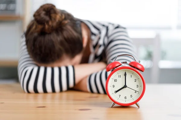 Cansada Joven Freelancer Mujer Están Durmiendo Hogar Oficina — Foto de Stock