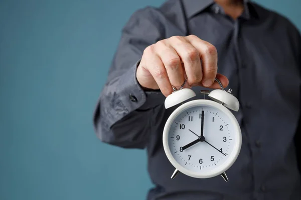 Junger Mann Mit Uhrzeiten Für Zeitverzögerung Dringend Angezeigt Oder Arbeitskonzept — Stockfoto