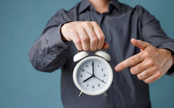 8時に時計の時刻を指差す男の指何かやタイミング通知の概念を行う時間を思い出させる — ストック写真