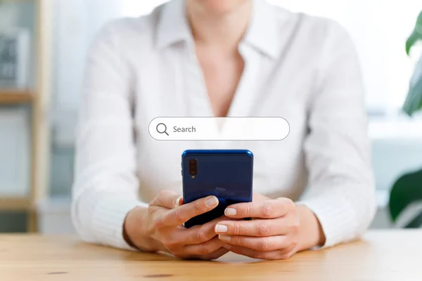 入力言葉のためのスマートフォンに触れるビジネス女性とWebブラウザから検索 — ストック写真