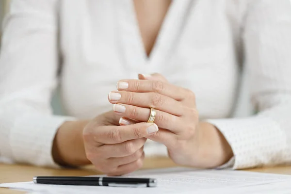 結婚指輪を脱がそうとしている女性の手 離婚の概念 — ストック写真
