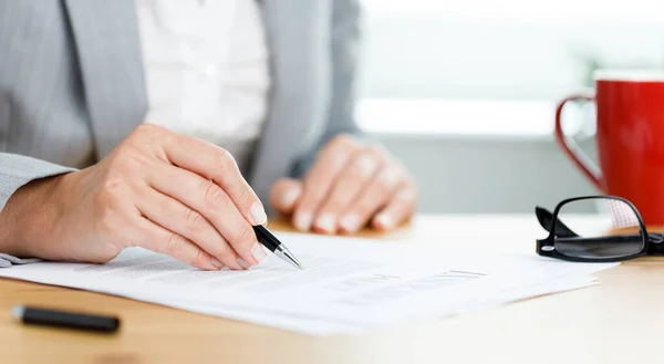 Close Shot Businesswoman Filling Out Insurance Policy Her Office — Stock Photo, Image